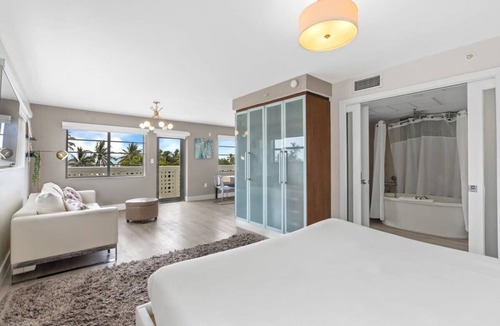 South Beach Condo | Spacious Studio with Roof Top Pool & Bar