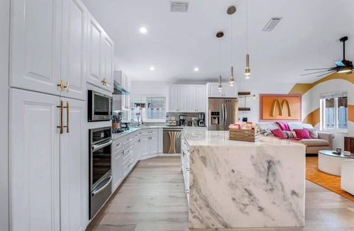 Sunrise House | Spacious Sunrise Stadium Getaway | 4BR & Hot Tub