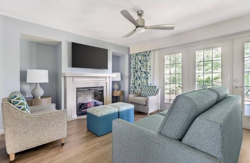 Berkeley Hotel | Spacious Two 4BR Suite with Full Kitchen, Balcony, and Fireplace