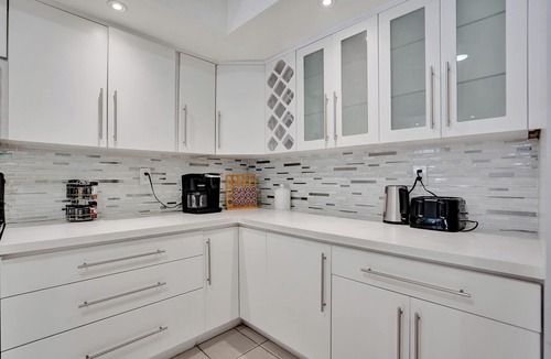 Hollywood Hills Villa | Spacious Villa with Heated Pool, Trampoline, BBQ, Air Hockey