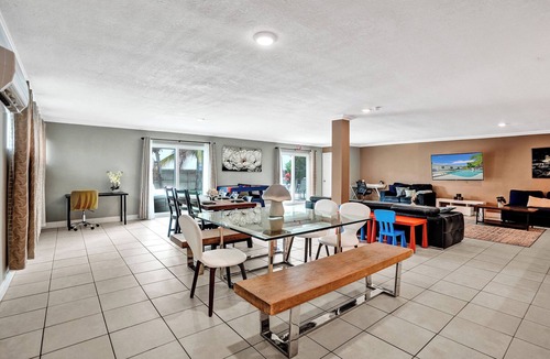 Hollywood Hills Villa | Spacious Villa with Heated Pool, Trampoline, BBQ, Tennis, Air Hockey