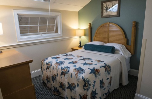 West Yarmouth Resort | Spacious waterfront townhouse at Cove at Yarmouth