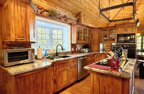 Whitefish House | Spectacular 4 Bedroom Log Home near Bootjack Lake