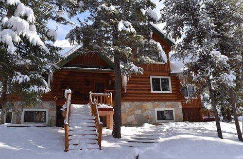 Whitefish House | Spectacular 4 Bedroom Log Home near Bootjack Lake