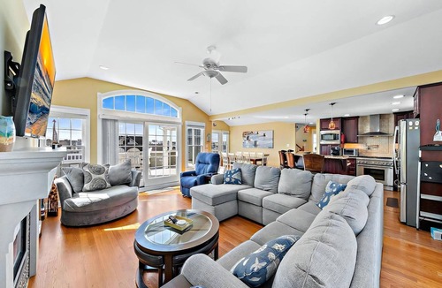 Beach Haven House | SPECTACULAR 6 BEDROOM HOME ON THE OCEANBLOCK IN BEACH HAVEN! HOT TUB!