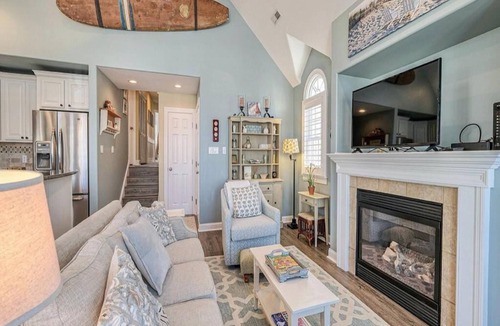 South End House | Spectacular Southend 3BR Condo Sleeps 7 Rooftop Deck & Parking