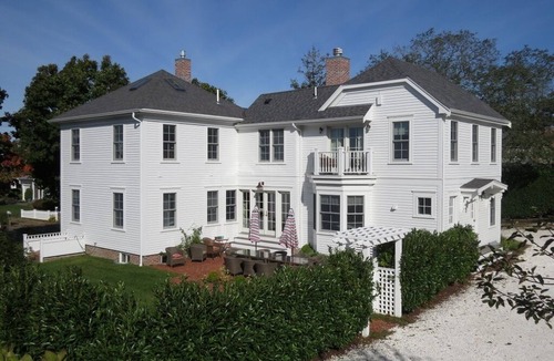 Chatham House | Spend your quintessential Cape Cod vacation, in a beautifully renovated 1862 Farm House on Stage Harbor Road!