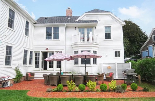 Chatham House | Spend your quintessential Cape Cod vacation, in a beautifully renovated 1862 Farm House on Stage Harbor Road!