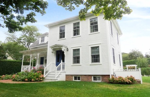 Chatham House | Spend your quintessential Cape Cod vacation, in a beautifully renovated 1862 Farm House on Stage Harbor Road!