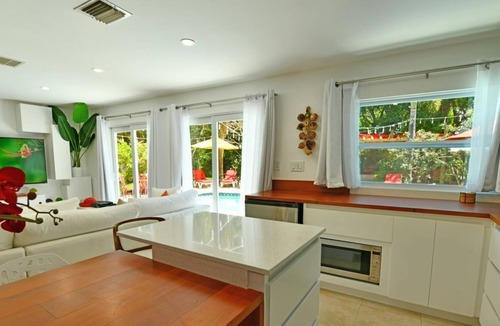 South Middle River Apartment | Spring Brake | 3 Bed Apartment | Pool available | Beach 6min | Big Patio