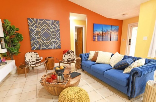 West Little Havana House | Spring Sale | Huge backyard | Entire House | Calle Ocho| South Beach 12min