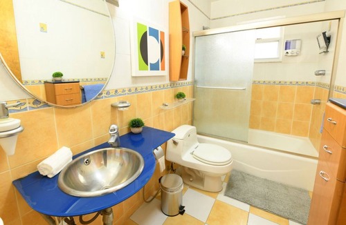 West Little Havana House | Spring Sale | Huge backyard | 4 Bed Apartment | Calle Ocho| South Beach 12min