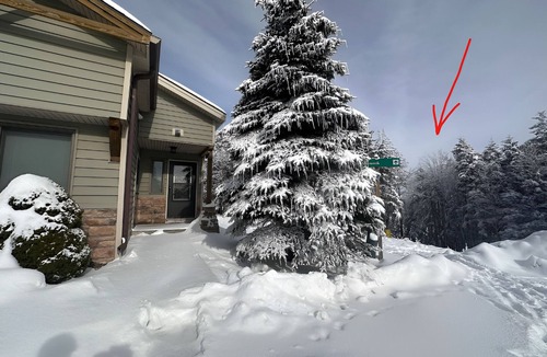 Snowshoe Condo | SR 41 Cozy Ski-Out Renovated Shamrock Retreat