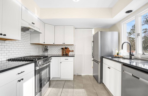 Deep Hole House | Star of the Sea | Renovated Retreat + Sunroom + Deck + Yard + Pet Friendly Comfort