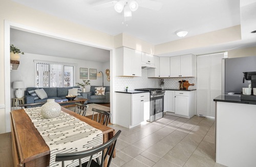 Deep Hole House | Star of the Sea | Renovated Retreat + Sunroom + Deck + Yard + Pet Friendly Comfort