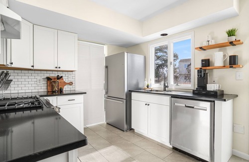 Deep Hole House | Star of the Sea | Renovated Retreat + Sunroom + Deck + Yard + Pet Friendly Comfort