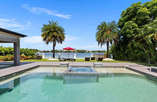 North Miami Beach Villa | Star Villa | Opulent Waterfront Property