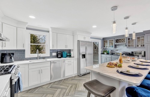 West Hyannisport House | Stay with Us! Last-minute opening! Discounted stay near Craigville +free pass OK