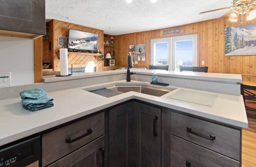 Edray Villa | Stemwinder 5 - Can`t beat the location of this spacious townhome! Sleeps 11!