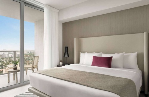 Hollywood South Central Beach Hotel | Steps from Hollywood Beach + Rooftop Pool. Bar.