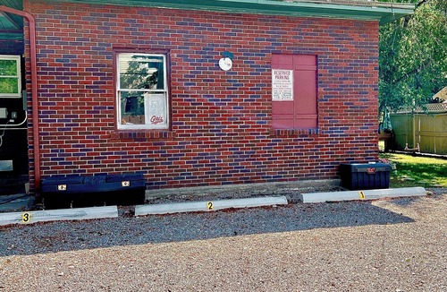 University District House | Steps from University – 3BR, Sleeps 6, FirePit Backyard Concerts & GameDay