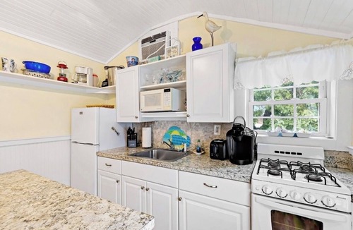 Campground Landing Cottage | Steps To Bay at Campground Beach, A/C, Heat,Wifi, Outdoor Shower, Gas Grill