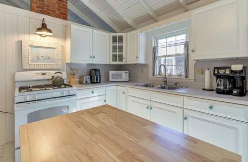 Brewster Cottage | Steps to Beach: Timeless Lower Cape Cottage