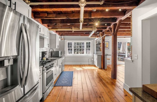 Dennis House | Steps to Dining, Less than 1 mile to Bayside Beaches!