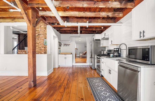 Dennis House | Steps to Dining, Less than 1 mile to Bayside Beaches!