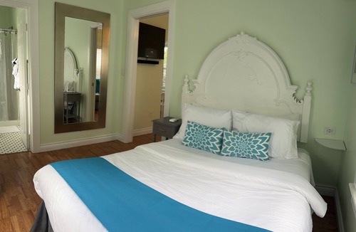 Downtown Fort Lauderdale Cottage | Steps to Las Olas/Newly renovated Key West Style Cottage, deck & Courtyard!