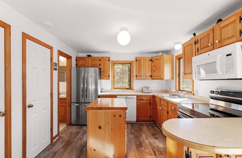 North Eastham House | Steps to Neighborhood Beach, Dog Friendly!
