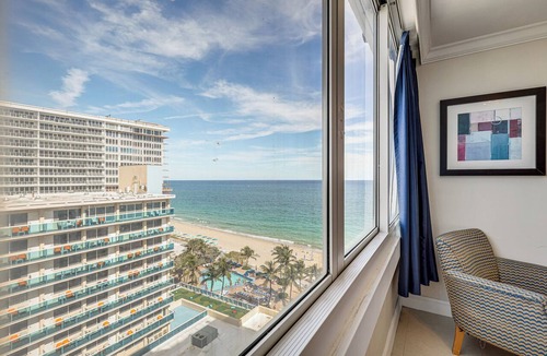 Galt Mile Condo | Steps to Sand! 10th-Floor Ocean Manor Unit w/Pool