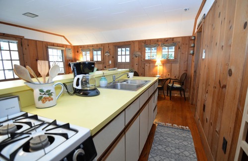 The Pines Cottage | STEPS TO THE BEACH -ADORABLE 1 BR Cottage-9 Park Ave Rear, Rehoboth Beach, DE