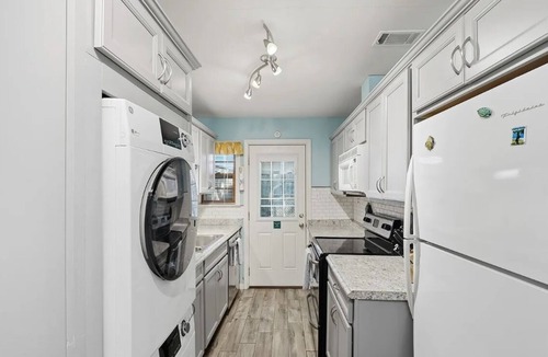 Northeast Virginia Beach Cottage | Steps to the Ocean! Family and Dog Friendly North End Cottage w/Rsrv Parking