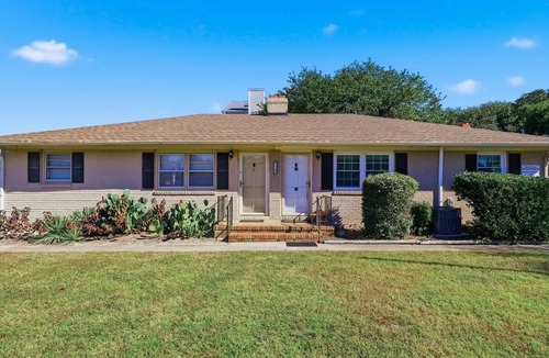 Northeast Virginia Beach Cottage | Steps to the Ocean! Family and Dog Friendly North End Cottage w/Rsrv Parking