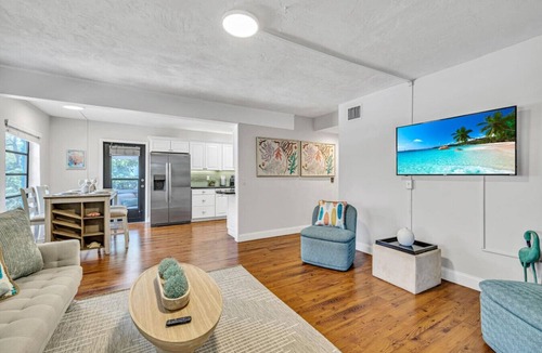 Lauderdale-by-the-Sea House | Steps to Beach | Pool + Walk to Dining & Shopping