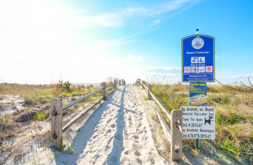 Villas House | Stroll to Shore: Villas Escape w/Private Patio!