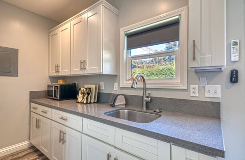 Monrovia House | Studio Charmer In A Safe & Convenient Location