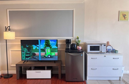 Walnut Apartment | Studio Living/Near Airport/Quiet Neighborhood