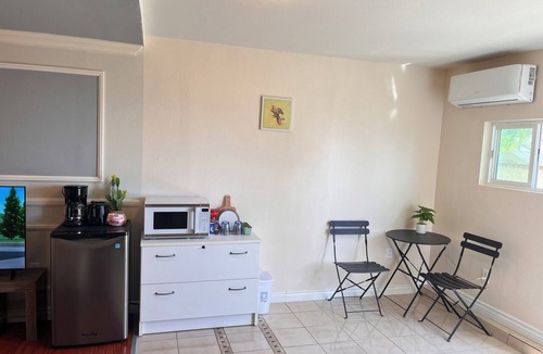 Walnut Apartment | Studio Living/Near Airport/Quiet Neighborhood
