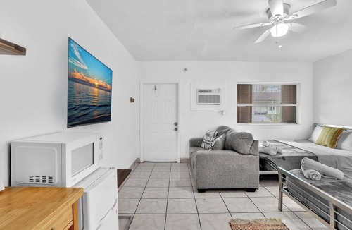 Downtown Hollywood Apartment | Studio Retreat with 2 Queen Beds @ Hollywood Blvd