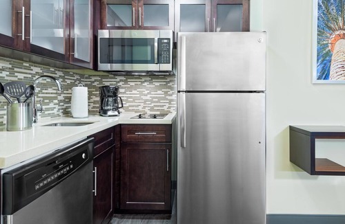 Seybold Apartment | Studio Suite 1 Queen Nonsmoke | Free Breakfast + Airport Shuttle