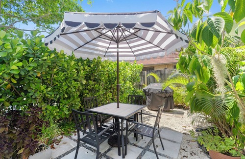 Central Fort Lauderdale Apartment | Studio w Peacocks Managed by BNR Vacation Rentals