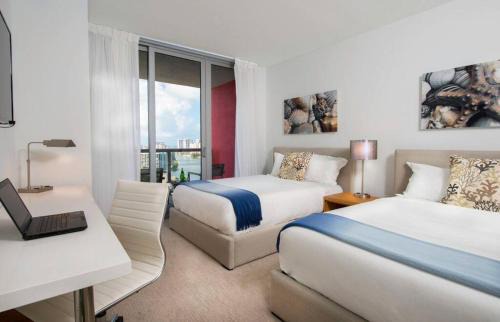 Hallandale Beach Apartment | Stunning 1 Bedroom Bay Front Apt w/ Breathless View 1909B