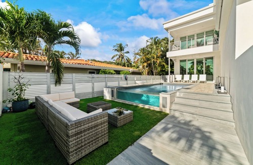 South Lake Villa | Stunning 3BR Villa W/Heated Pool Hollywood Beach