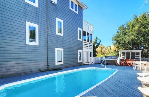 Ocean Sands House | Stunning Beach House with Private Pool/Hot Tub, Pool Table & Deck - Free WiFi