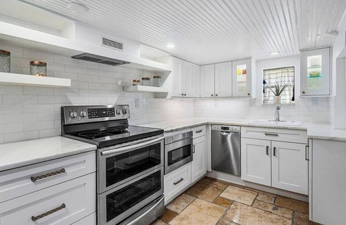 Pompano Beach Villa | Stunning Florida backyard oasis w/access to a private residences beach