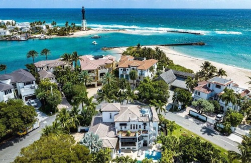 Pompano Beach Villa | Stunning Florida backyard oasis w/access to a private residences beach