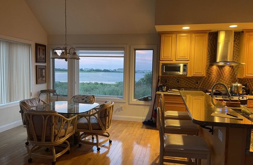 Shawcrest House | Stunning home in Wildwood, central to everything w/bay views and roof top deck