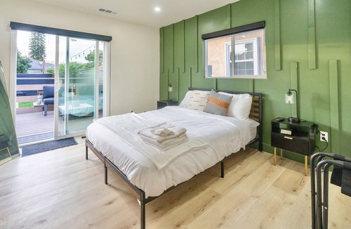 Commerce House | Stunning LA Dreams Bungalow between DTLA and Disney